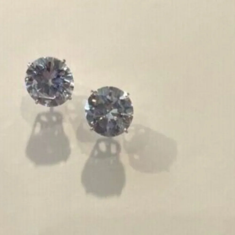 14k White Gold Round Diamond Earrings